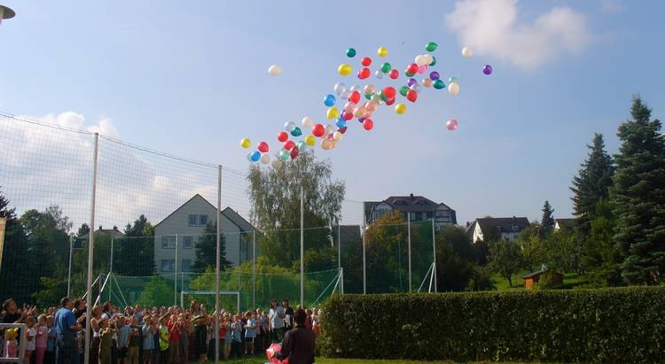 Einweihung Mini-Fußballfeld an der Grundschule Albrecht Dürer mit 100 bunten Luftballons