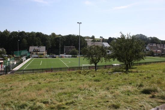 Dieses Bild zeigt den neuen Kunstrasenplatz in Mitteldorf
