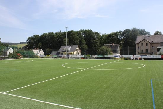 Dieses Bild zeigt den neuen Kunstrasenplatz in Mitteldorf