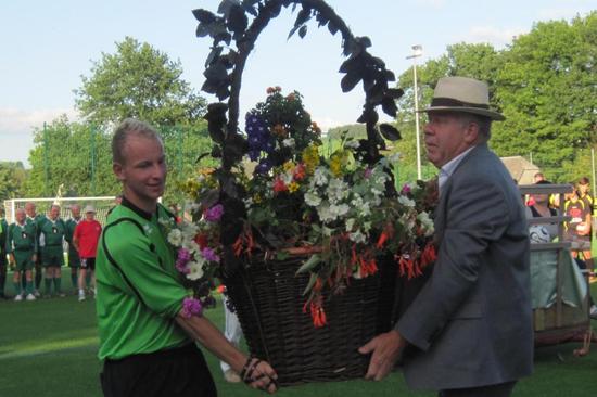 Blumengeschenk zur Einweihung des Platzes