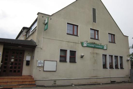Giebelansicht der Turnhalle - Eingangsbereich