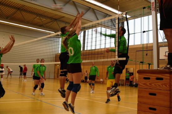 Volleyballer in der Turnhalle