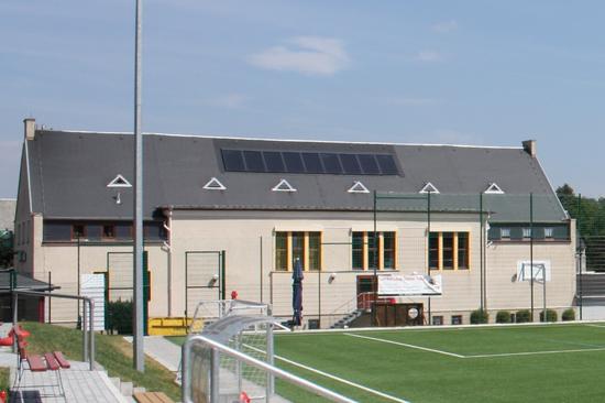 Die Turnhalle vom Sportplatz aus gesehen